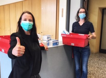 Schulleiterin Katrin Cremer (rechts) bedankt sich für die Unterstützung